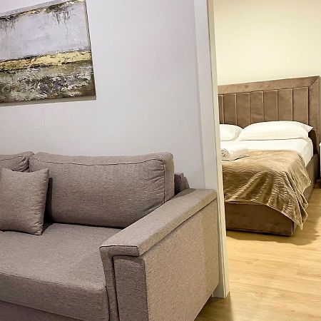 Home Inn Apartment Near City Center ティラナ エクステリア 写真