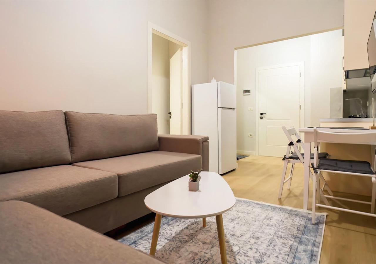 Home Inn Apartment Near City Center ティラナ エクステリア 写真
