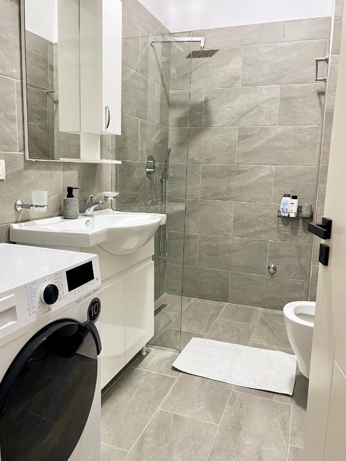 Home Inn Apartment Near City Center ティラナ エクステリア 写真