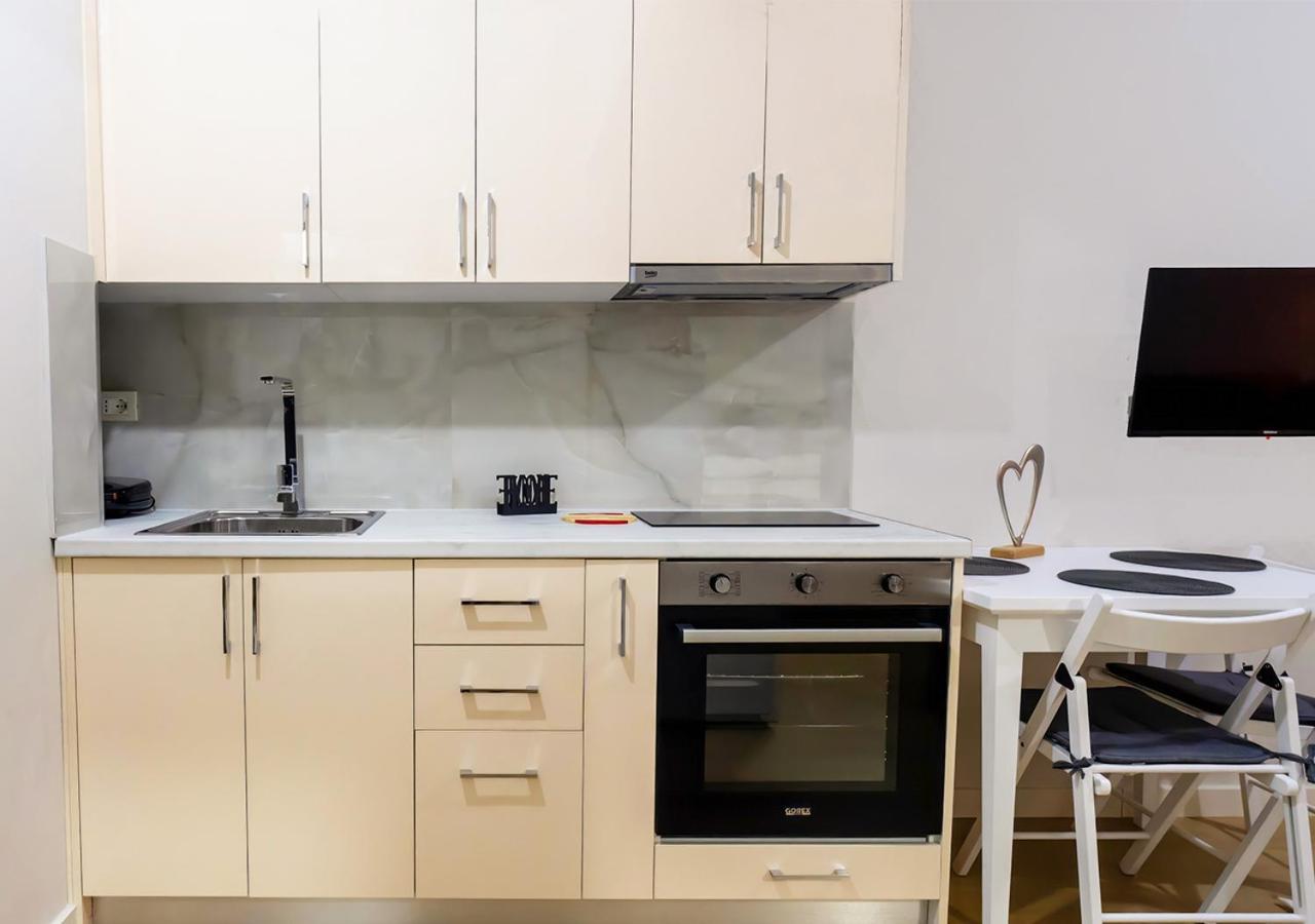 Home Inn Apartment Near City Center ティラナ エクステリア 写真